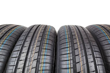 Beyaz arka plan üzerinde araba lastikleri.