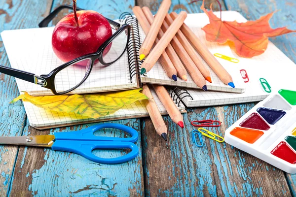 Kantoor- en schoolbenodigdheden op houten planken. — Stockfoto