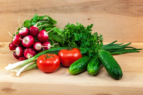Čerstvá zelenina na dřevěném pozadí — Stock fotografie