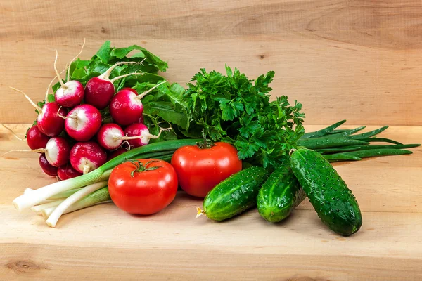 Légumes frais sur fond de bois — Photo