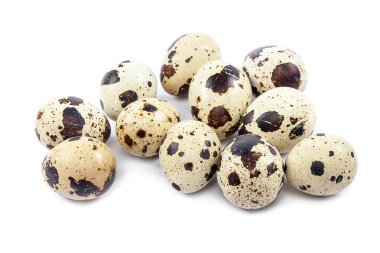 Beyaz arka planda bıldırcın yumurtaları.