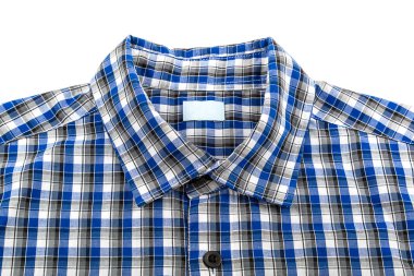 Beyaz zemin üzerine mavi kareli gömlek.