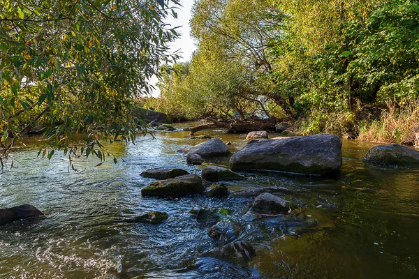 Πέτρα rapids στον ποταμό στην Ανατολή. — Φωτογραφία Αρχείου