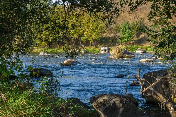 Ορμητικά σημεία ποταμού πέτρα στις όχθες του ποταμού. — Φωτογραφία Αρχείου