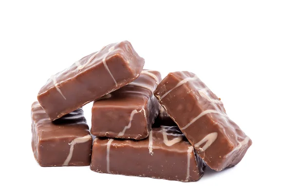 Caramelos de chocolate sobre fondo blanco. — Foto de Stock