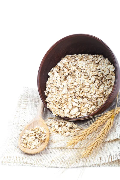 Copos de avena en tazón con cuchara de madera —  Fotos de Stock