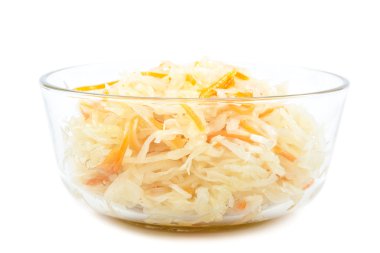 bir cam kasede lahana turşusu.