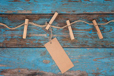 Clothespins mavi ahşap kurullarında bir ip ile