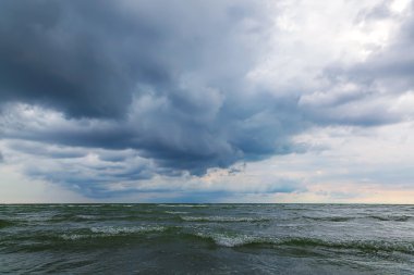 Deniz ve gökyüzü bir fırtınada. Deniz manzarası