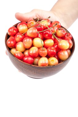 Elinde bir kapta tatlı kiraz.