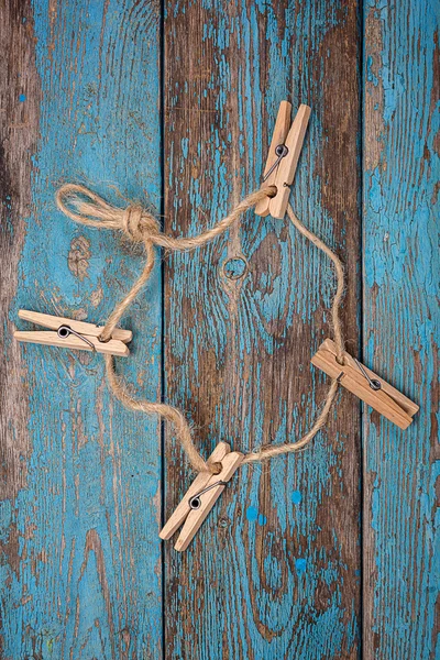 Pinces à linge avec une corde sur des planches en bois bleu — Photo