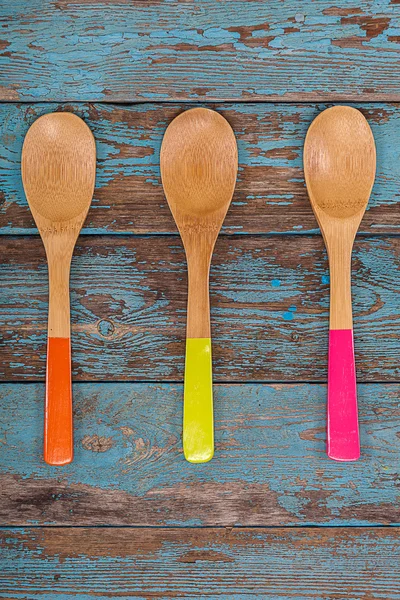 Cuillères de cuisine en bois coloré. Accessoires pour la cuisine . — Photo