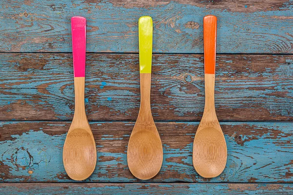 Χρωματιστά κουζίνας ξύλινα κουτάλια. Αξεσουάρ για το μαγείρεμα. — Φωτογραφία Αρχείου