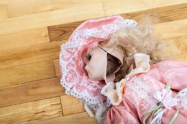 Kaputte Puppe auf dem Holzboden. — Stockfoto