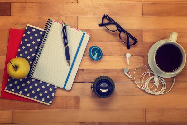 Блокноти, ручка, окуляри, яблуко на дереві . — стокове фото