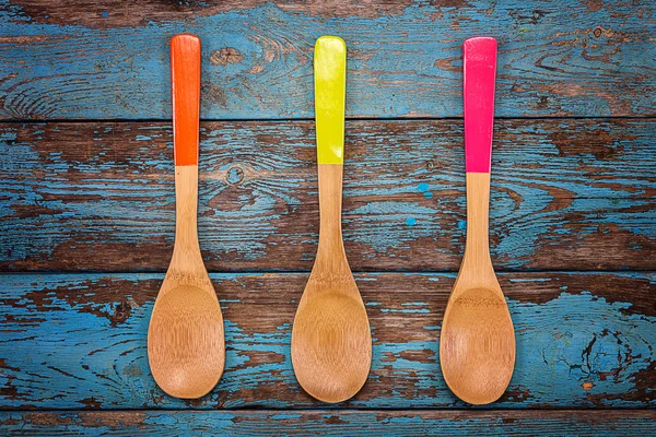 Cuillères de cuisine en bois coloré. Accessoires pour la cuisine . — Photo