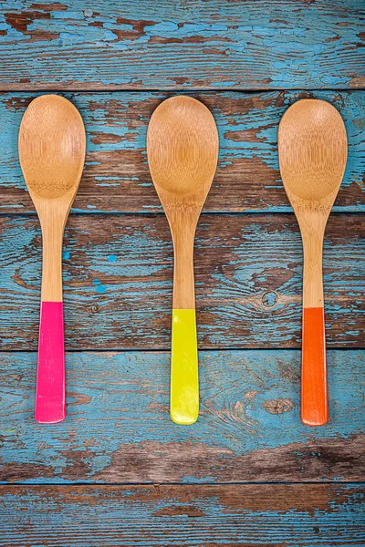 Cucchiai colorati in legno. Accessori per cucinare . — Foto Stock