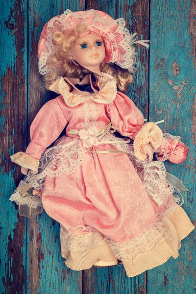Розбита лялька на дерев'яній підлозі . — стокове фото