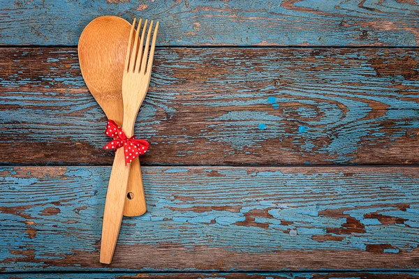 Cuchara y tenedor sobre fondo de madera . — Foto de Stock