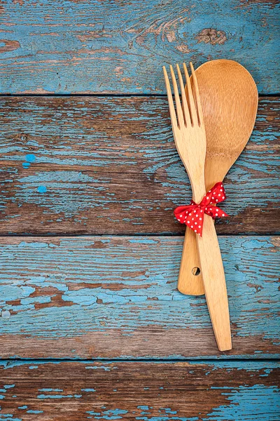 Sked och gaffel på trä bakgrund. — Stockfoto