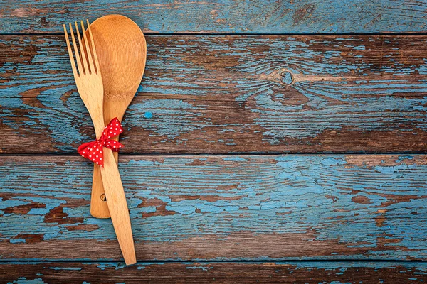 Cuchara y tenedor sobre fondo de madera . — Foto de Stock