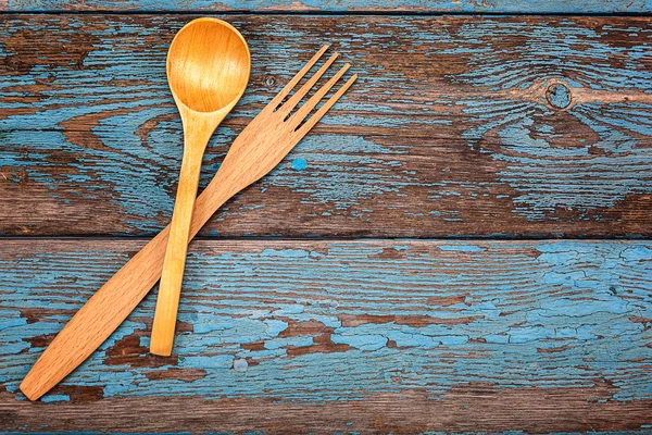 Cucchiaio e forchetta su fondo di legno . — Foto Stock