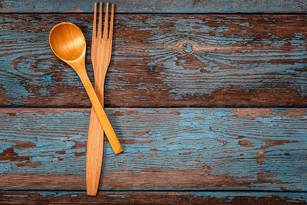 Cucchiaio e forchetta su fondo di legno . — Foto Stock