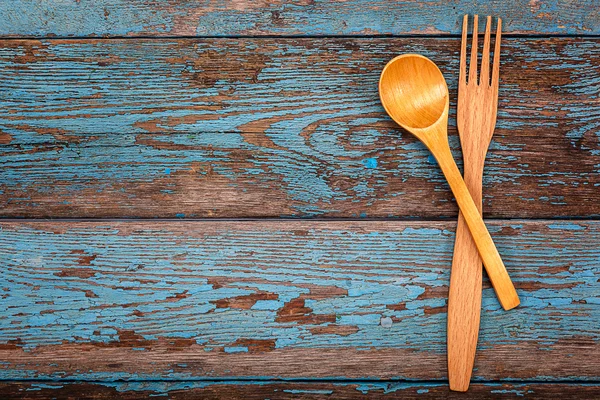 Cuchara y tenedor sobre fondo de madera . — Foto de Stock