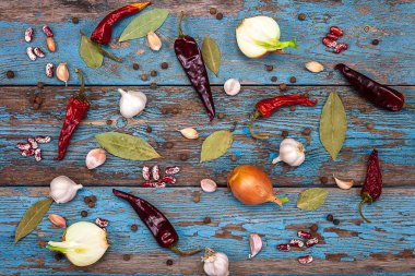 Sebze ve baharat. Soğan, sarımsak, karabiber, defne yaprağı, fasulye.