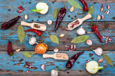 Sebze, baharat ve mutfak eşyaları kümesi.