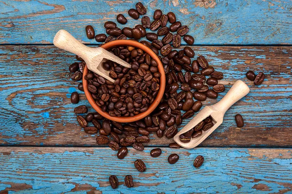 Kávová zrna s dřevěnou lopatkou. — Stock fotografie