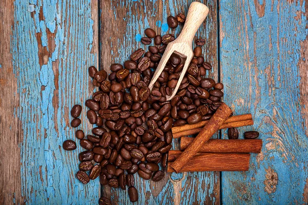 Kávová zrna s tyčinky skořice a scoop. — Stock fotografie