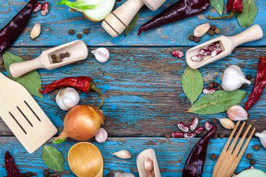 Sebze, baharat ve mutfak eşyaları kümesi.