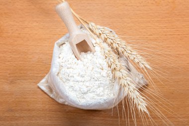 Kulakları bir tuval çanta ve buğday un.