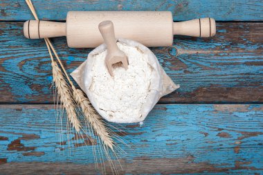 Kulakları bir tuval çanta ve buğday un