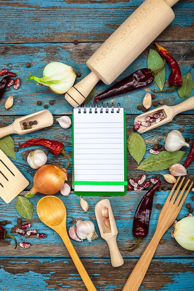 Groenten, kruiden, keukengerei en laptop voor recepten — Stockfoto