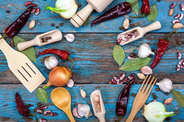 Овощи, специи и набор кухонной утвари . — стоковое фото