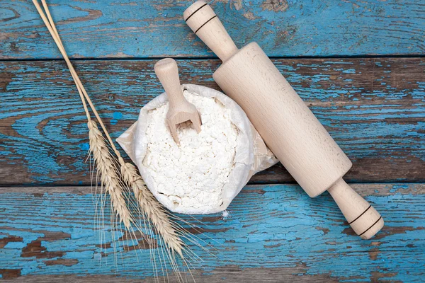 Kulakları bir tuval çanta ve buğday un