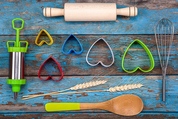 Accessoires pour la cuisson. Coupe-cookies, seringue à pâtisserie, fouet . — Photo