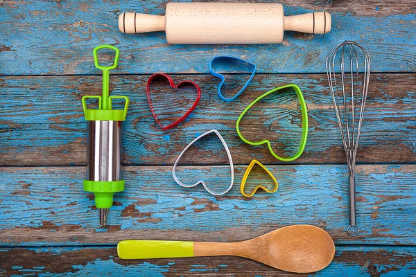 Accessories for baking. Cookie cutters, pastry syringe, whisk. — Stock Photo, Image