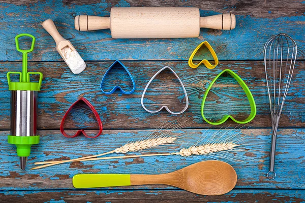 Accessoires pour la cuisson. Coupe-cookies, seringue à pâtisserie, fouet . — Photo