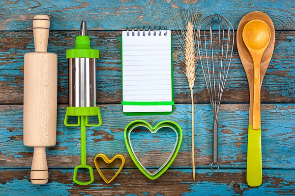 Set kitchen utensils and a notebook for recipes — Stock Photo, Image