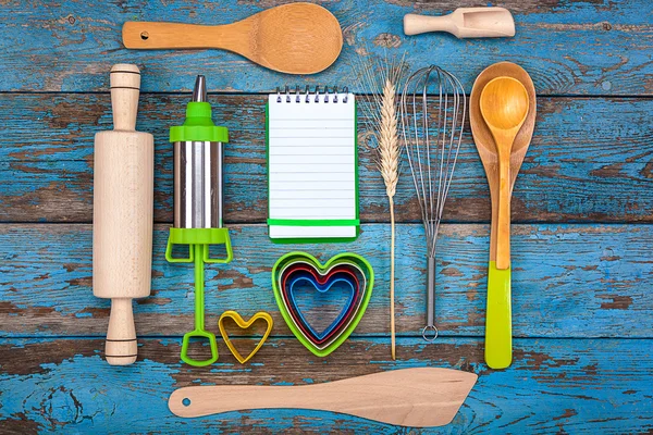 Set kitchen utensils and a notebook for recipes — Stock Photo, Image