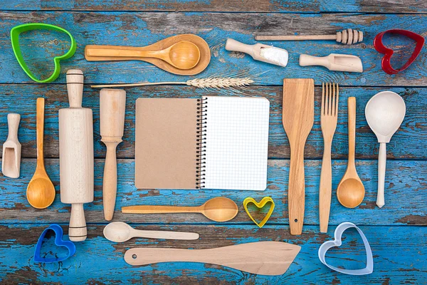Set de utensilios de cocina y un cuaderno para recetas —  Fotos de Stock