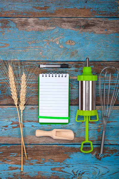 Set de utensilios de cocina y un cuaderno para recetas — Foto de Stock