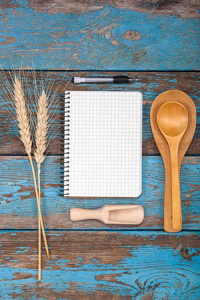 Set kitchen utensils and a notebook for recipes — Stock Photo, Image