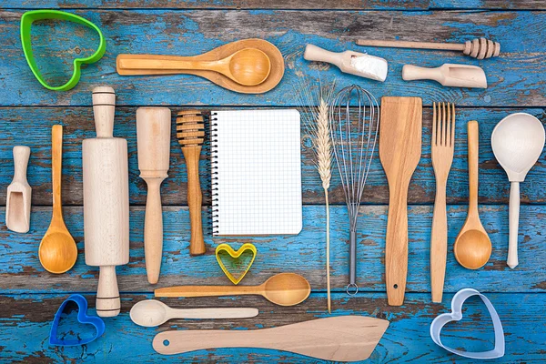 Set utensili da cucina e un quaderno per ricette — Foto Stock