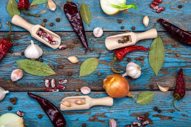 Sebze, baharat ve mutfak eşyaları kümesi.