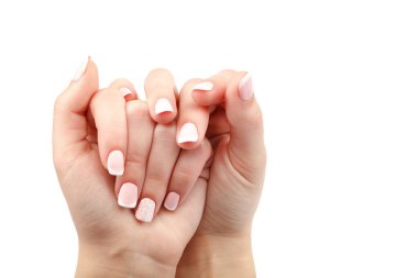 Manikürlü güzel eller. Beyaz arka planda soyutlanmış genç bir kadın..