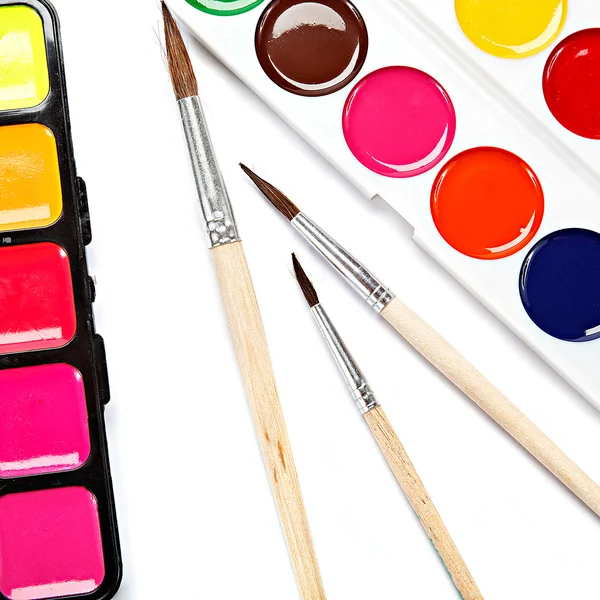 Paints and brushes on a white background. — Stock Photo, Image
